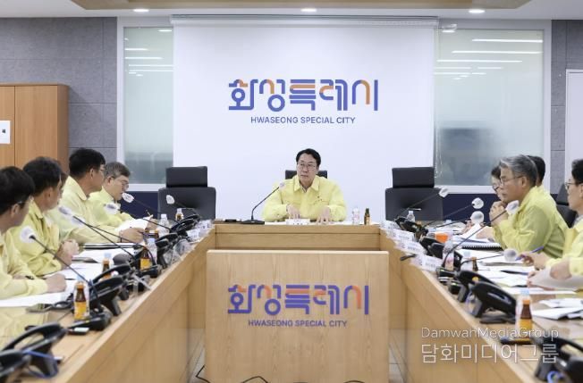 정명근 화성특례시장이 지난 7월 시청 재난안전상황실에서 폭염 대비 긴급 대책회의를 주재하고 있다