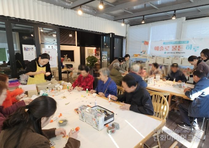 김포시, 치매쉼터 어르신들의 특별한 미술관 나들이 ‘예술로 물든 하루’ 운영