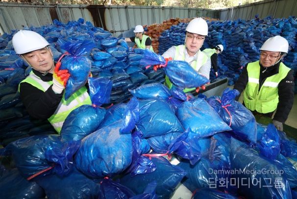 박희조 동구청장이 대별동 제설창고에서 모래주머니를 나르며 제설자재 준비상황을 점검하고 있다.