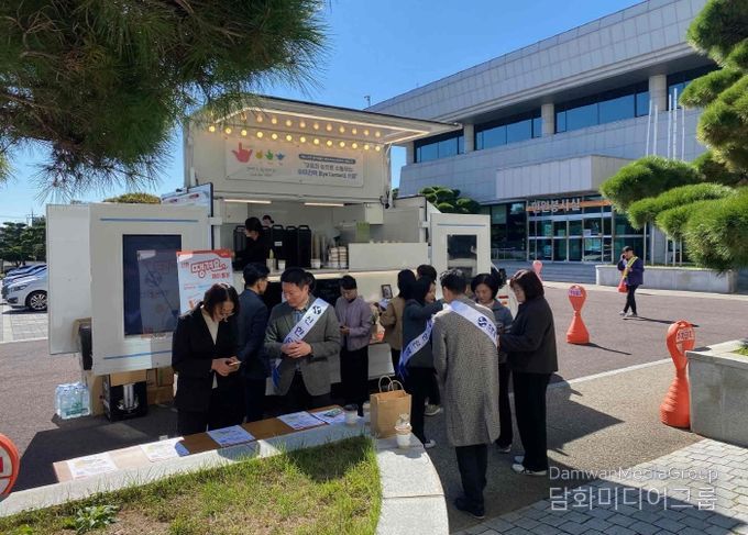 - 밀양시청 현관에서 열린 밀양형 공공배달앱 ‘땡겨요’ 홍보 부스에서 시 관계자와 신한은행 직원이 시민들에게 앱 이용 방법을 안내하고 있다.