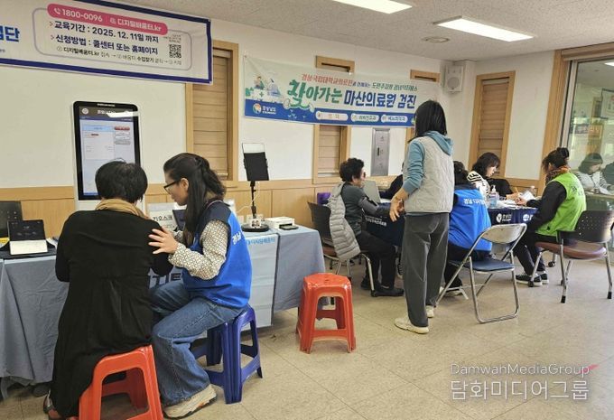 29일 밀양시 산외면 문화센터에서 열린 찾아가는 통합돌봄버스 행사에 참여한 지역 주민들이 돌봄서비스를 이용하고 있다.