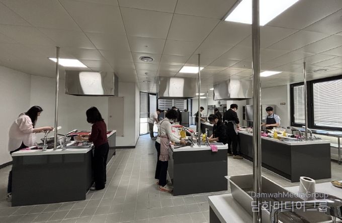 29일 밀양시 상상어울림센터에서 열린 영양관리 요리실습 프로그램 청년 1인 가구 참가자들이 조리 실습을 하고 있다.