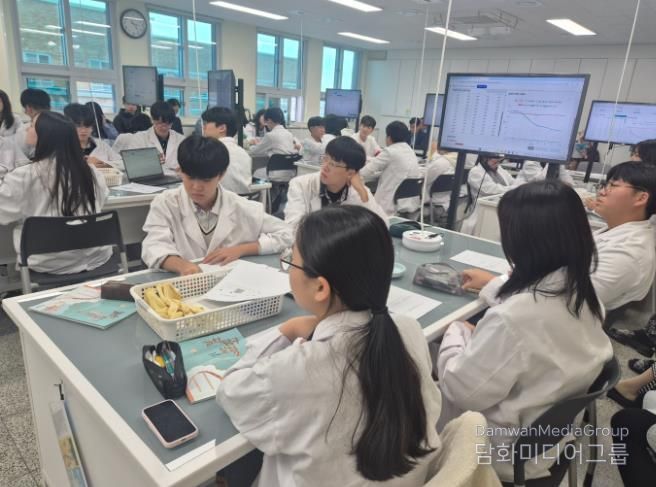 울산교육청은 29일 호계고등학교에서 '자능형 과학실 온(ON)' 디지털 과학 공개수업을 열었다 (