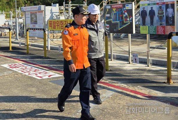 김문용 대전소방본부장이 29일 오후 유성구 금고동 대한송유관공사 대전지사를 방문해 위험물 저장시설 안전관리 실태 점검 중