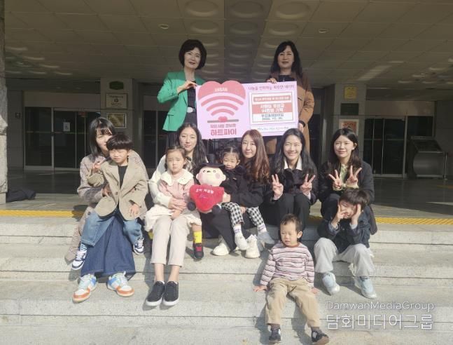 이경숙 복지정책과장(맨 뒷줄 오른쪽)이 김영숙 푸르미어린이집 원장으로부터 프리마켓 수익금을 기탁받고 기념촬영을 하고 있다.