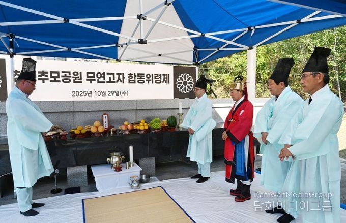 성낙인 창녕군수가 창녕추모공원에서 무연고자 합동위령제를 진행하고 있다.