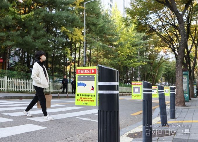 의왕시, 불법 주정차‘반사스티커 표지판’설치