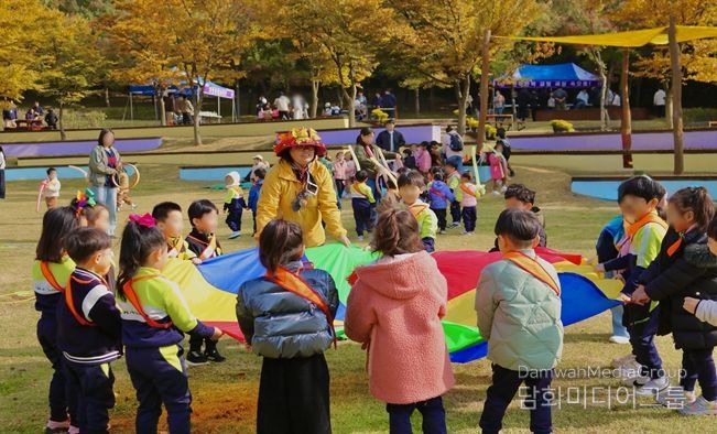 공단은 29일 청라국제도시 노을공원에서 어린이집과 유치원생을 대상으로한 숲 체험프로그램 「가을아 놀자, 노을로 소풍 가자!」를 실시했다.