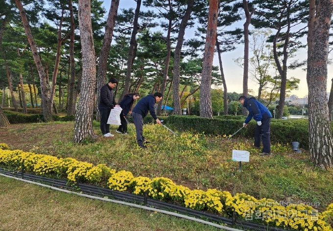 지난 28일 한전엠씨에스주식회사 순천지점 관계자들이 조례호수공원에서 환경정화활동을 하고 있다