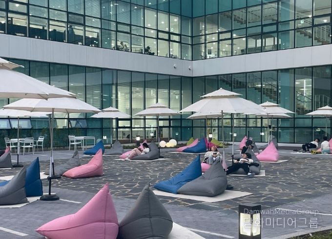 모담도서관 야외 독서공간