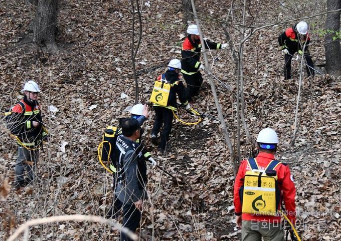 지난 4월 진행한 일반공무원 및 산물전문예방진화대_산불진화 현장실습 모습