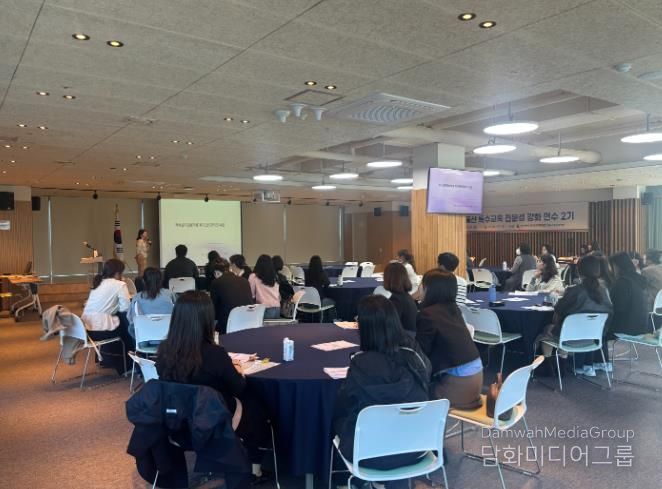 강북교육지원청이 주관한 '특수교육 전문성 강화 연수'에 참가한 특수교육 담당자들이 연수를 듣고있다