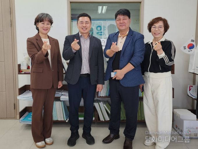 임형석 전남도의원이 10월 28일, 광양사무소에서 광양시내 그룹홈 원장들과 간담회를 마치고 기념사진을 찍고 있다.