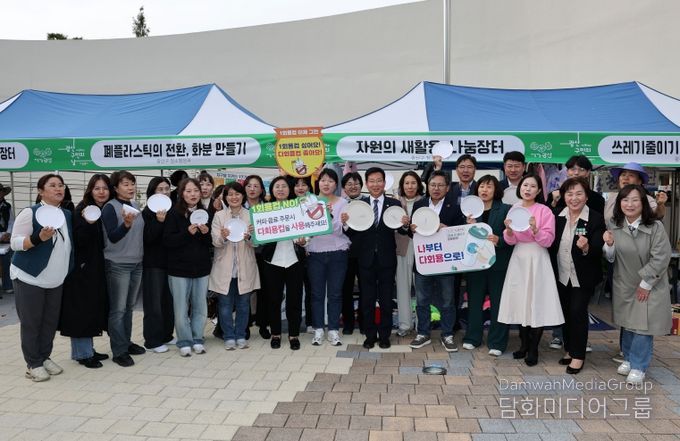 광산구가 지난 18일 월곡 목련로 일대에서 광산세계야시장이 열린 가운데, 먹거리 공간에서 상인이 다회용기를 사용하고 있다.