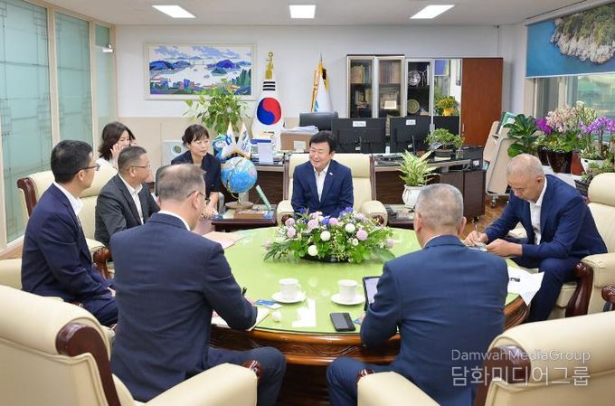 지난 9월 15일 정기명 여수시장이 중국 리수이시 인민정부 주화평 부시장과 간부 공무원들을 초청해 팸투어를 진행하고 리수이시 대표단의 2026여수세계섬박람회 참가를 요청하고 있다.