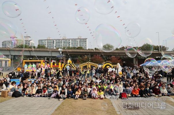 풍선과 버블이 가득한 꼬꼬마 대장 축제를 즐기는 어린이들