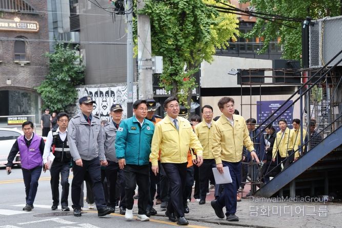 홍대 일대 안전 관리 실태를 점검하는 윤호중 행정안전부 장관과 박강수 마포구청장