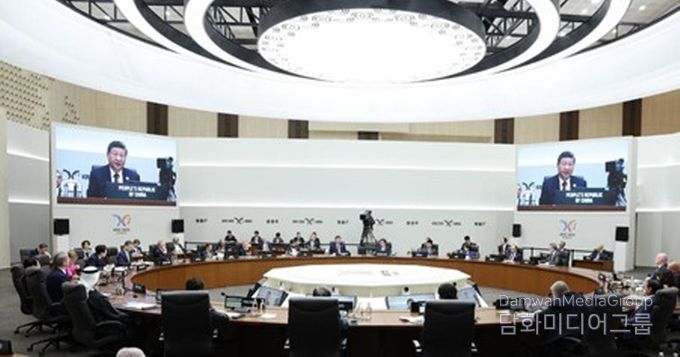 31일 오전 '제32차 APEC 경제체 지도자회의' 제1세션에서 연설 중인 시 주석. (사진/신화통신)