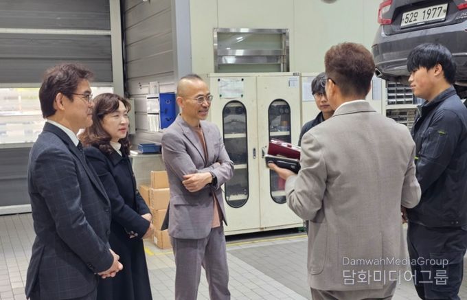 광주시교육청이 지난 30일 현장실습 기업 제이원모터스에서 진행한 직업계고 현장실습 특별 지도·점검에서 최승복 부교육감을 단장으로한 점검반이 실습생과 기업 담당자를 만나 현황을 확인하고 있다.