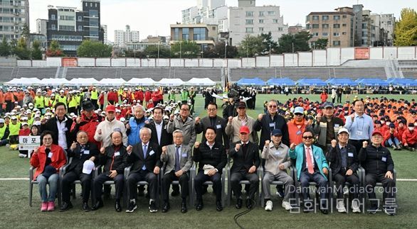 오세훈 서울시장이 31일(금) 오전 용산구 효창운동장에서 열린 '제25회 시니어올림픽'에서 참석자들과 기념촬영을 하고 있다.