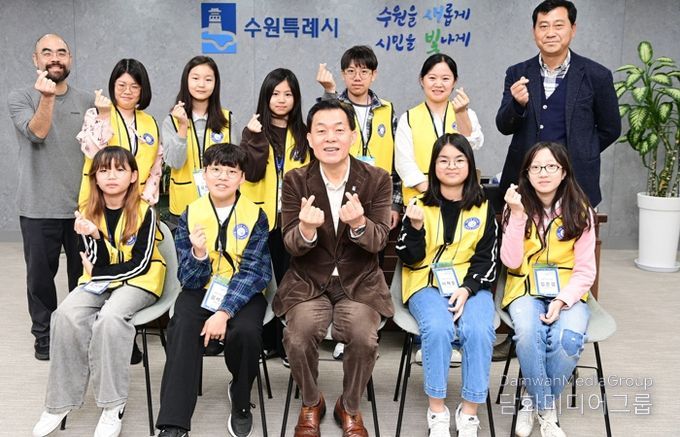 이재준 수원시장(앞줄 가운데)과 청개구리 기자단이 함께하고 있다.