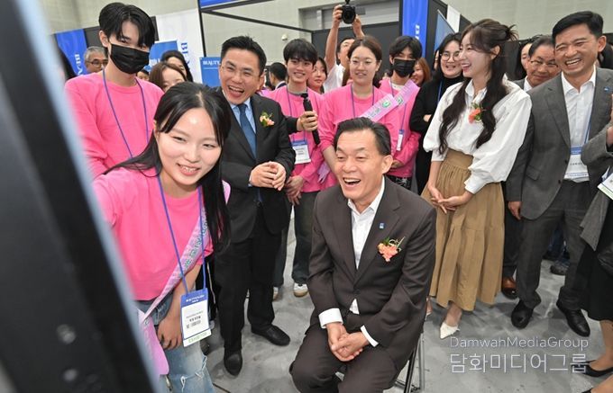 이재준 수원시장이 10월 31일 2025 뷰티썸 수원 행사장에서 체험을 하며 활짝 웃고 있다.