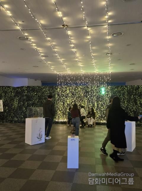 2025 대한민국 국향대전, 함평 군립미술관 내 사군자테마관에서 관람객이 작품을 감상하는 모습