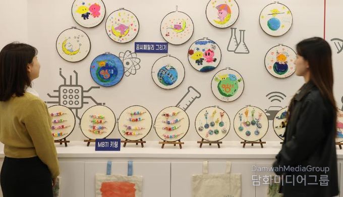 ‘마을愛 빠지는 힐링예술학교’ 전시회 감상하고 있는 주민들 모습