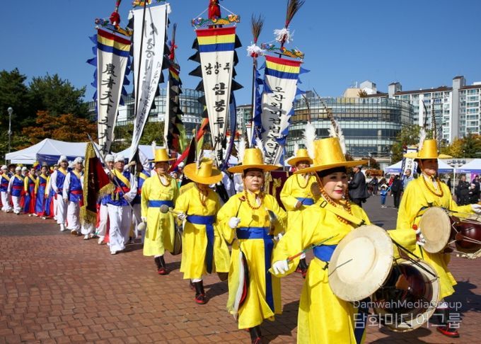 고양문화원 취타대의 힘찬 연주에 맞춰 31개 시군이 입장하고 있다.
