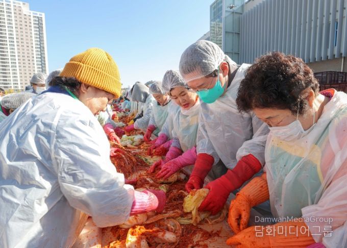 3일 '세리박with용인'에서 열린 ‘2025 용인 온(溫)나눔 김장 페스티벌’ 에서 이상일 시장이 자원봉사자들과 함께 김치를 담그고 있다.