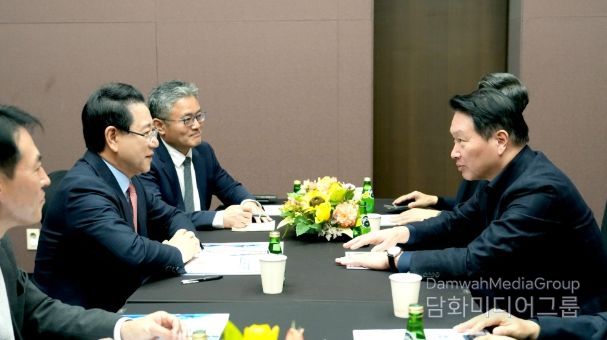 김영록 전라남도지사가 3일 서울 코엑스 오픈미팅룸에서 최태원 SK그룹 회장과 면담을 갖고 ‘오픈AI AI데이터센터’ 등과 관련해 투자협의를 하고 있다.