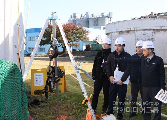 김성훈 이사장과 직원들이 가좌사업소 소화조 준설 작업 현장을 점검하고 있다.