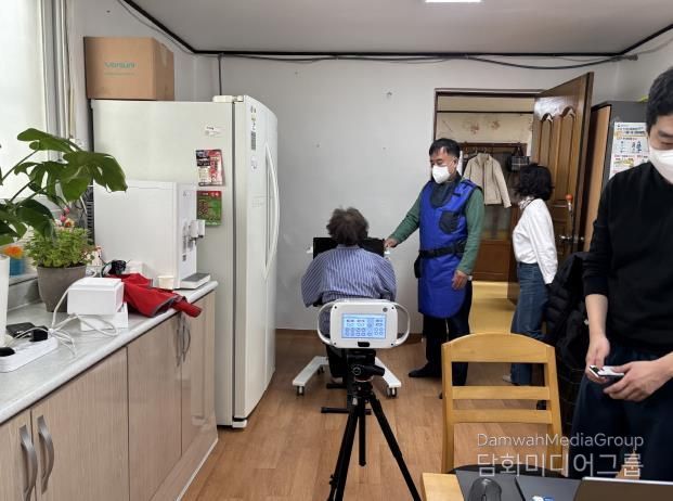 영통구보건소 관계자가 경로당을 방문해 어르신들 대상으로 결핵검진을 하고 있다.