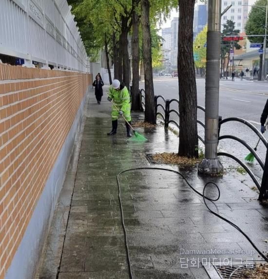 가을철 낙엽·은행 열매 집중 청소 사진