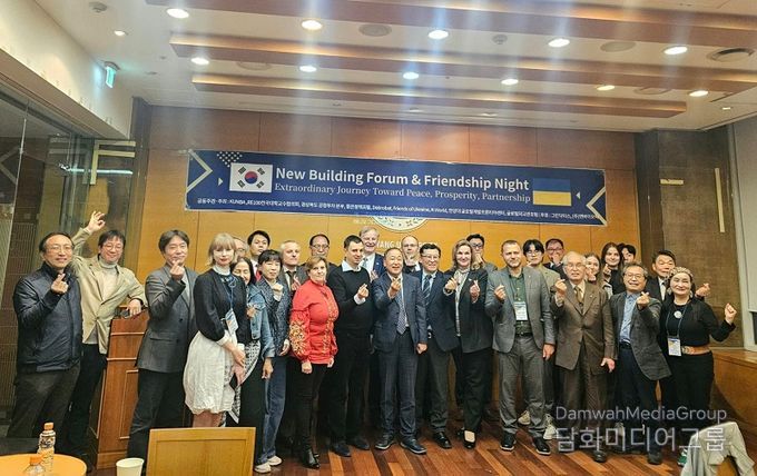 10월 28일 서울에서 열린 ‘한-우크라이나 뉴빌딩 포럼 및 우정의 밤’ 행사에서 한국과 우크라이나 관계자들이 함께 기념촬영을 하고 있다. 사진 맨 오른쪽이 글로벌외교관포럼의 제나 정 (Dr. Zena Chung) 이사장이다.