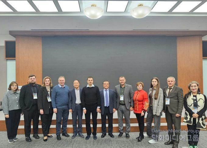 10월 28일 한국과 우크라이나 관계자들이 한국경제개발원 내에 설립된 글로벌지식협력단지를 방문해 한국 경제 발전사를 다룬 전시관을 방문하고 함께 기념촬영을 했다. 사진 맨 좌측에서 다섯번쨰는 KUNBA의 이사장 이양구 (전 우크리아니 대사)이며, 사진 맨 우측이 글로벌외교관포럼의 제나 정 (Dr.Zena Chung) 이사장이다.