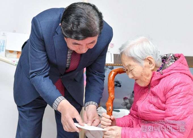 횡성군, 100세 어르신 8명에게 장수지팡이 ‘청려장’ 전달