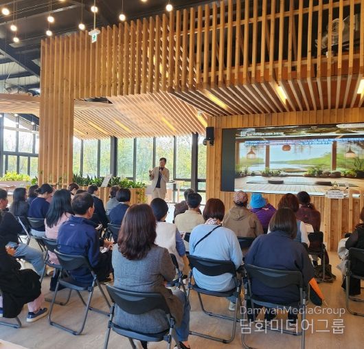 시민들이 정원워케이션센터에서 열린 ‘치유관광 미래전략 릴레이 특강’에 참석해 강연을 듣고 있다