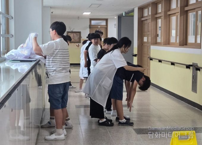 척추측만증 조기검진 현장 사진