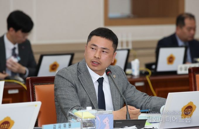 임형석 전남도의원이 11월 4일, 전남도교육청 행정사무감사에서 질의하고 있다.