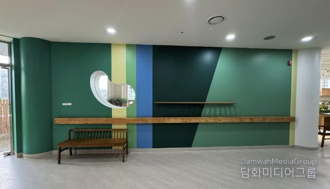 어르신 인지건강 증진을 위한 실내 다감각 정원 '소하담숲' 모습. 사진 오른편 내부 정원에서 왼편 외부 정원으로 나가는 복도의 벽을 자연의 색을 재해석한 색으로 칠했다.