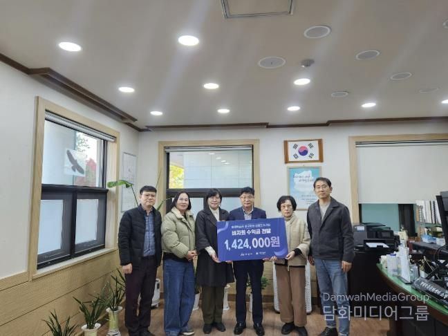 아산시평생학습관 생활도자기반이 아산시에 바자회 수익금을 전달하고 있다.