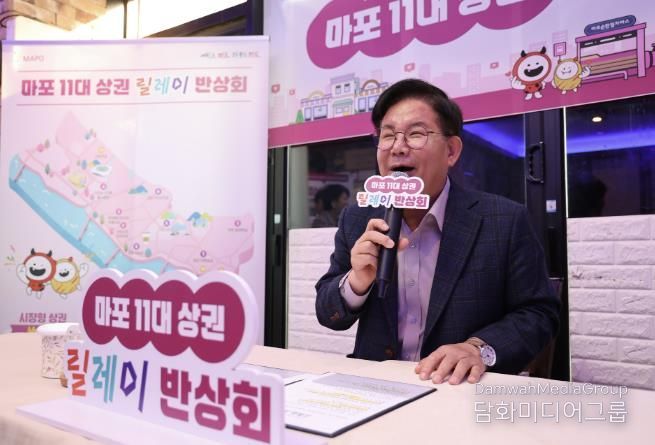 박강수 마포구청장이 합정 하늘길 상권 상인의 질의에 답변을 하고 있다.