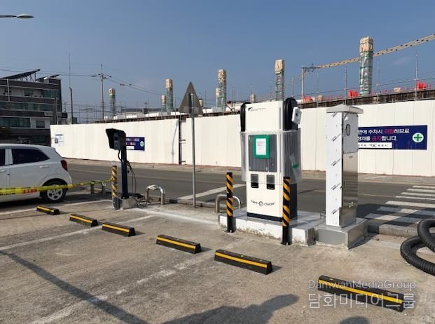 지상 설치된 전기충전시설 사진