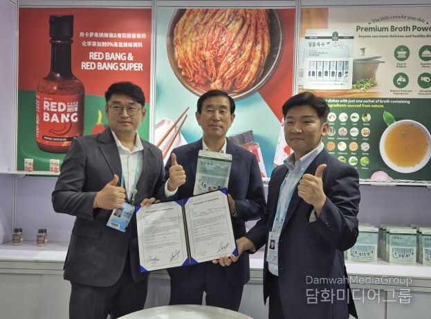 충주시, 중국 신위시와 우호교류 협약 체결(광저우 수출입상품 교역회에서 수출계약 사진-왼쪽부터(주)코어그린 강민규 상무, 조길형 충주시장, 관계자)