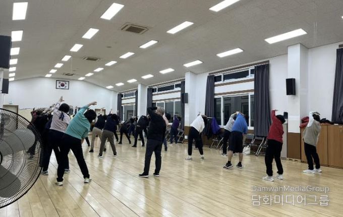 수원시 권선구 세류3동 생활체육교실 수강생, 저소득 청소년 위해 기부금 전달하며 나눔 실천