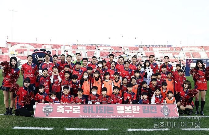 11월 1일 포항전 홈경기에서 김천상무 선수단과 에스코트 참가자가 사진을 찍고 있다.