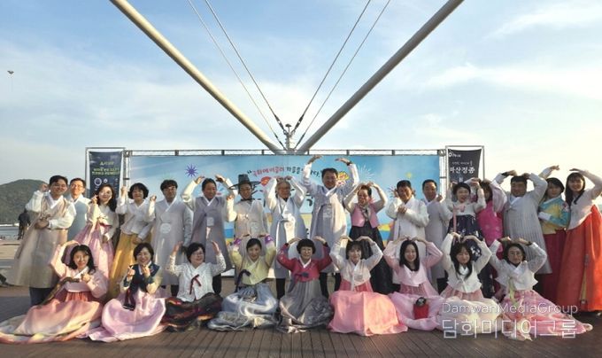 부림시장 한복, 국화축제장서 꽃피다