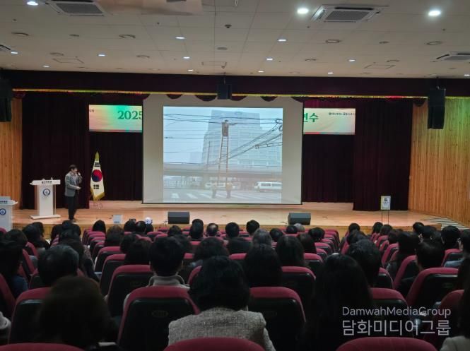 울산교육청은 4일 울산과학관 빅뱅홀에서 안전관리자 대상으로 '중대재해 예방 이해와 역량강화' 연수를 열었다