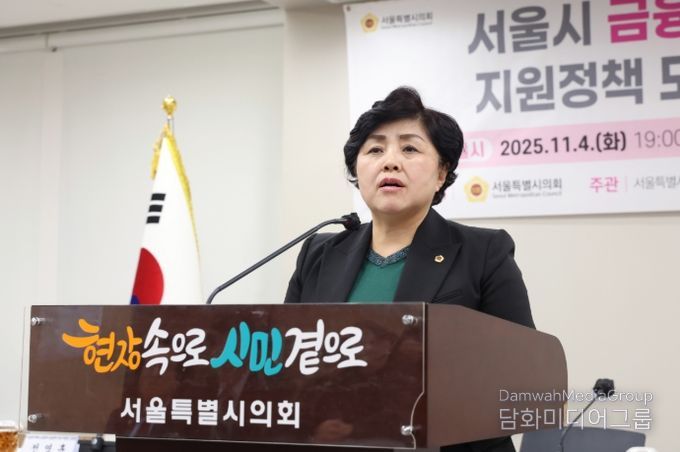 김영옥위원장이 『금융취약청년 1인가구 지원정책 모색을 위한 토론회』에서 축사를 하고 있다.